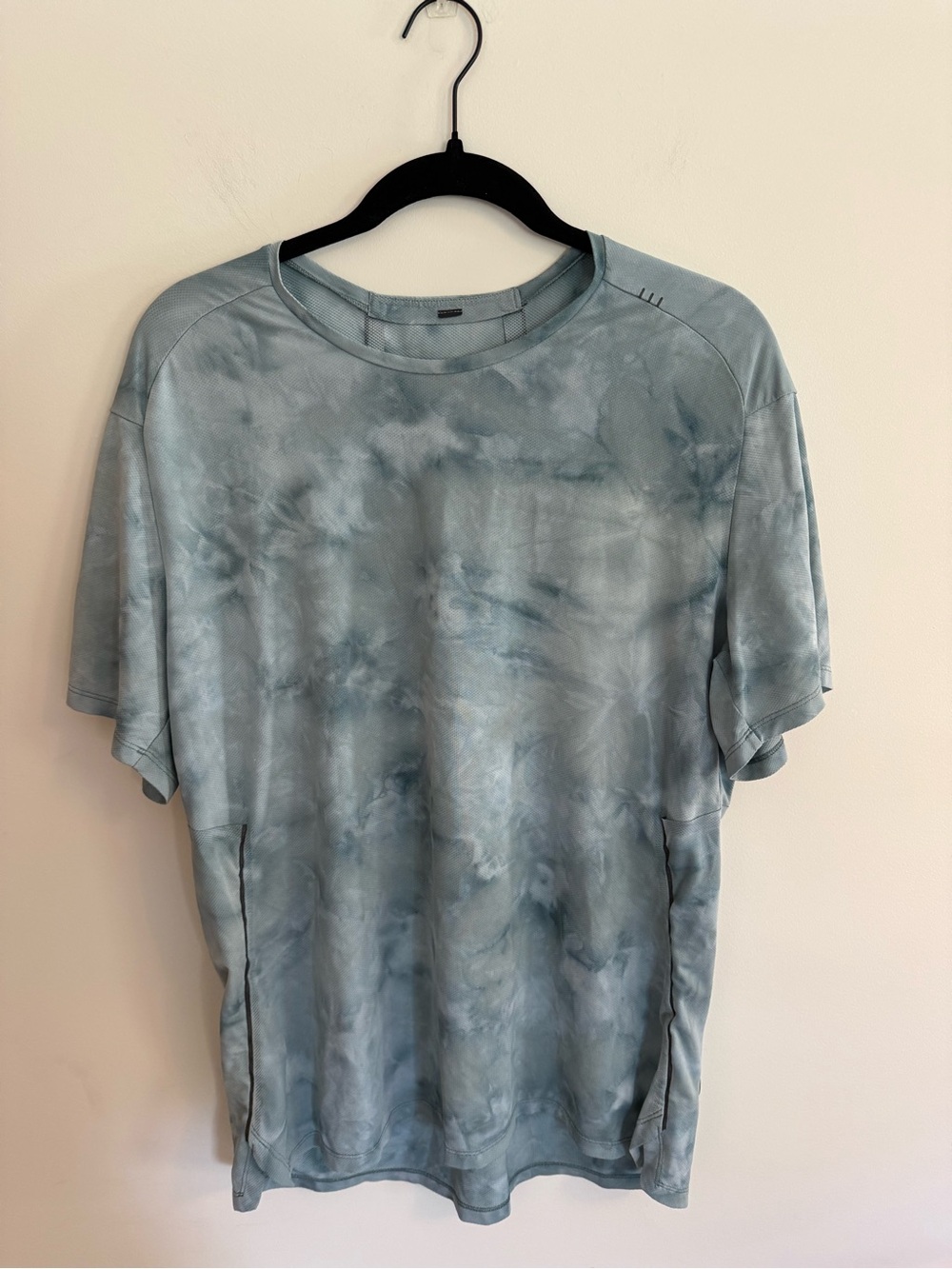 lululemon athletica Men's Short Sleeve Tie-Dye Crewneck - Light Blue Gray